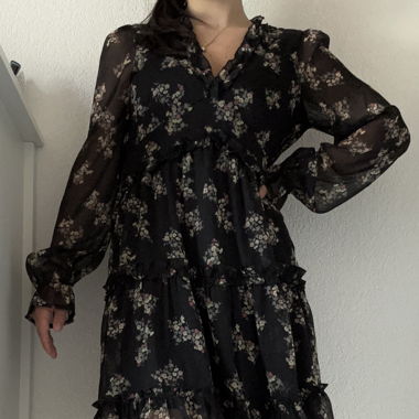 Vestito nero con fiori colorati