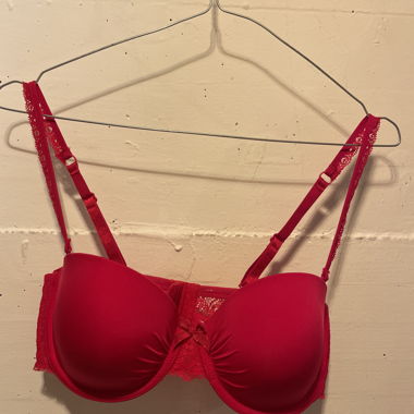 Reggiseno rosso in pizzo mai indossato 