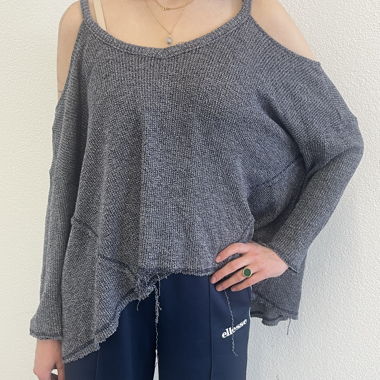 Top grigio in maglia con spalle scoperte