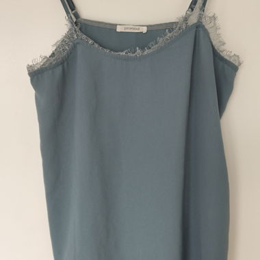 Top in pizzo con spalline sottili
