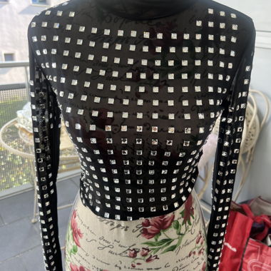 Top in rete nero con strass