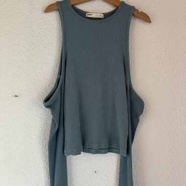 Free shoulder long sleeve