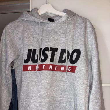 Grauer Pullover
