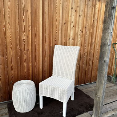 Sedia in rattan bianco con poggiapiedi