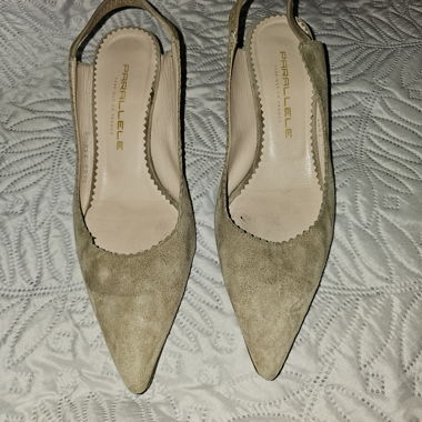 Décolleté beige in camoscio con cinturino posteriore, misura 38, marca "Parallèle Paris"
