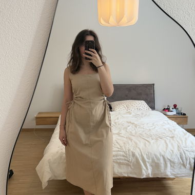Beiges Kleid mit geraffter Taille