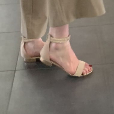 Sandales plates montantes avec strass
