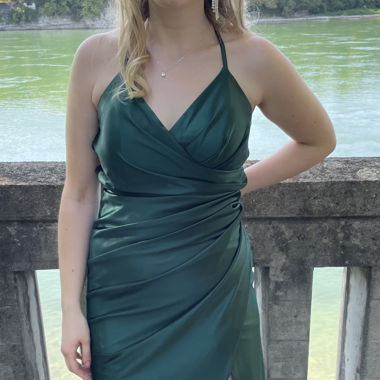 Grünes, rückenfreies Kleid