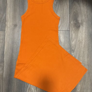 Orangefarbenes Midikleid