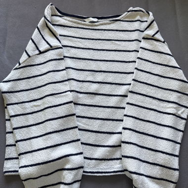maglione a righe con scollo a barchetta