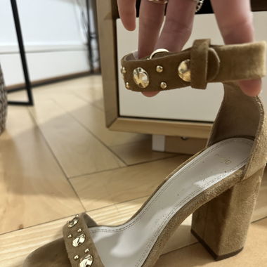 Maje sandale à talon beige et or 