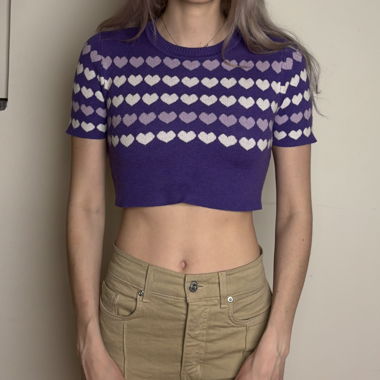Crop top corto in maglia viola con motivo a cuori stile Y2K