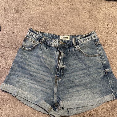 Kurze Jeanshose