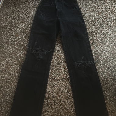 Zara Jeans mit weitem Bein und Rissen