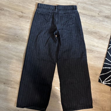 Schwarze Jeans mit Nadelstreifen