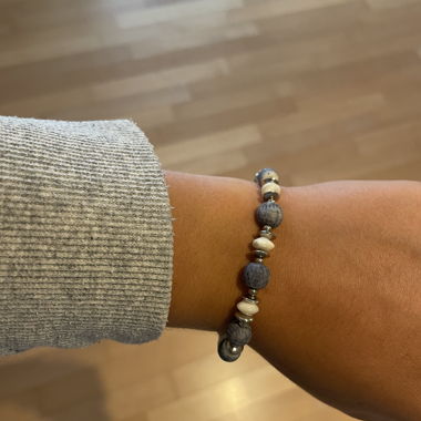 Bracelet de perles gris-blanc