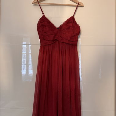 Robe rouge à bretelles