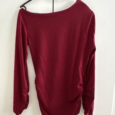 Rotes Longsleeve-Oberteil