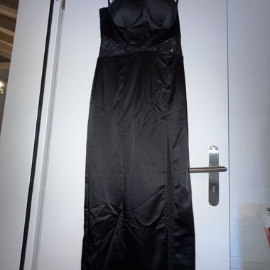 Robe en satin noire