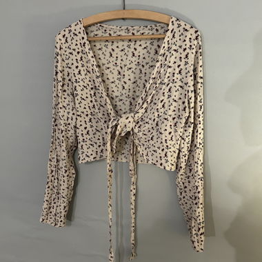 Wickelbluse mit Blumenmuster und langen Ärmeln