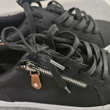 Schwarze Sneaker mit Reissverschluss