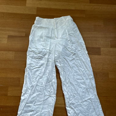 weisse Sommerhose in Leinenoptik
