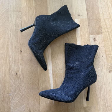 Schwarze Stiefeletten mit Absatz