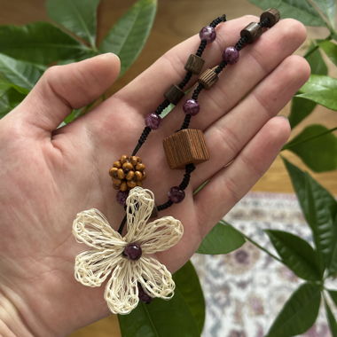 Collana con perline e fiore