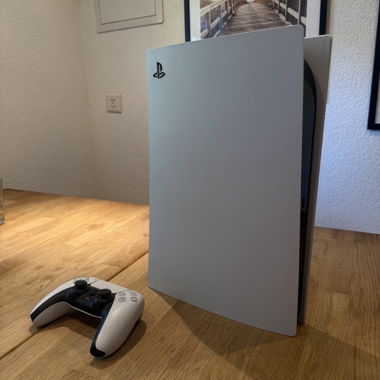 PlayStation 5 Konsole mit Kontroller 