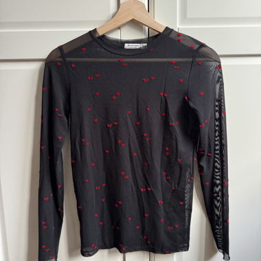 Stradivarius Transparent-Longsleeve mit Herzen