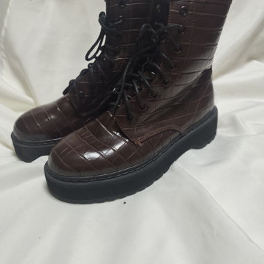 Braune Schnuerstiefel