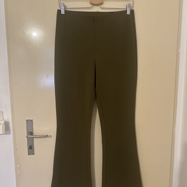 Olivgrüner ausgestellter High-Waist-Hose