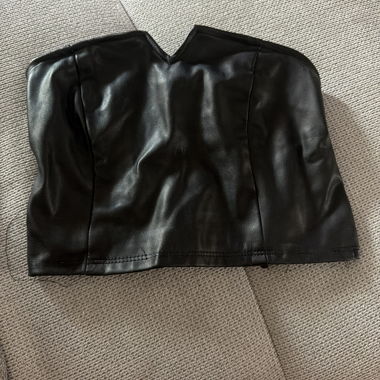 Top in ecopelle nera