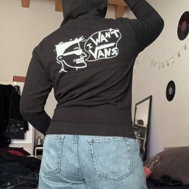 Felpa con cappuccio Vans nera con logo bianco e stampa