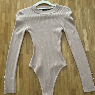 Beiges Langarmbody