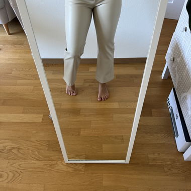 Pantalon en similicuir beige Zara