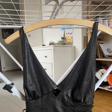  Snake-effect faux leather top 