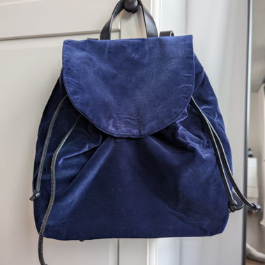 Closed Samt-Rucksack in Blau
