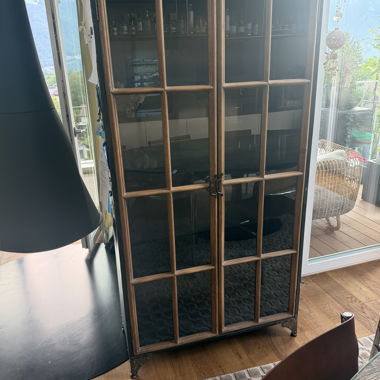 Display cabinet with glass door