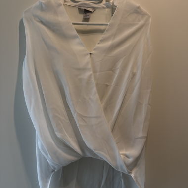 Jolie blouse sans manche croisée devant 