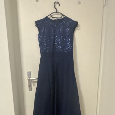 Marineblaue Paillettenrobe