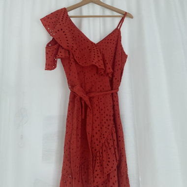Robe rouge en dentelle à volants