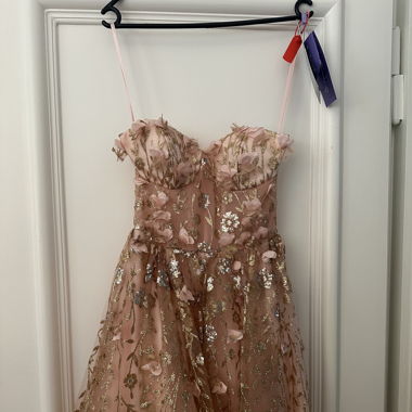 Trägerloses Kleid mit goldenen Details