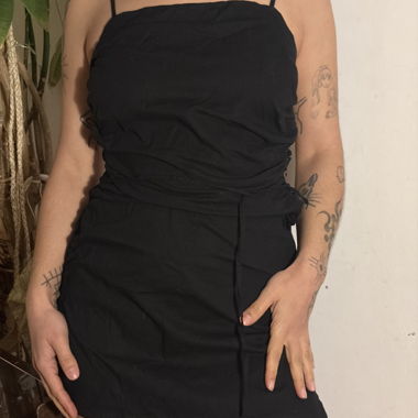 Abito corto scollato sulla schiena