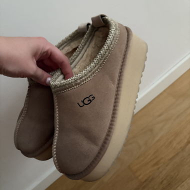 Beige UGG-Hausschuhe