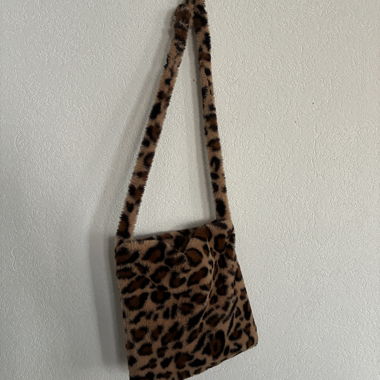 Borsa a tracolla leopardata in pelliccia sintetica