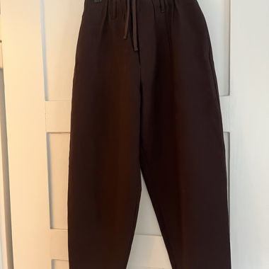 Pantaloni larghi marroni in stoffa con vita elasticizzata