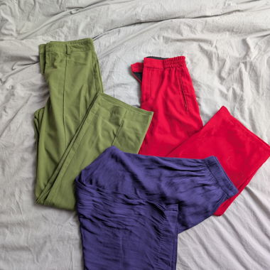 Set aus 3 farbigen Hosen 