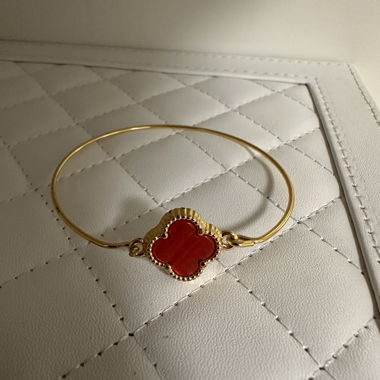 Goldfarbenes Armband mit rotem Motiv