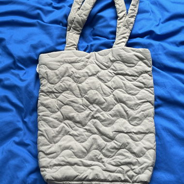 Borsa grigia trapuntata